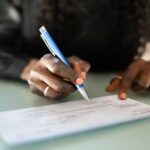 persona-llenando-formulario-bancario-en-banco
