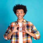 persona-llenando-formulario-con-sonrisa-amable