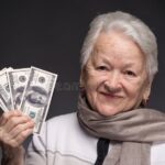 persona-mayor-sonriendo-con-dinero-en-mano