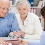 persona-mayor-sonriente-recibiendo-asesoria-financiera