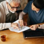 Quiénes son los monotributistas jubilados que deben pagar aportes persona-mayor-trabajando-con-documentos-financieros