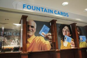 persona mostrando dni en ventanilla bancaria cercana