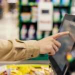 Cómo y dónde realizar un pago fácil en Cutral Co persona-pagando-con-celular-en-tienda-local