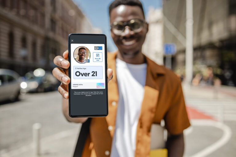 Dónde puedo comprar celulares a pagar con DNI sin intereses 2 persona pagando con celular y dni digital