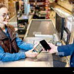 persona-pagando-con-tarjeta-en-supermercado