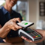 persona-pagando-con-tarjeta-en-tienda-internacional