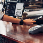 persona-pagando-con-telefono-movil-seguro