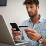 persona-pagando-factura-con-tarjeta-bancaria