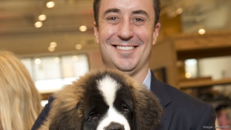 Cómo Y Dónde Usar Pago Fácil En San Bernardo Para Tus Pagos 12 persona pagando factura en tienda local san bernardo