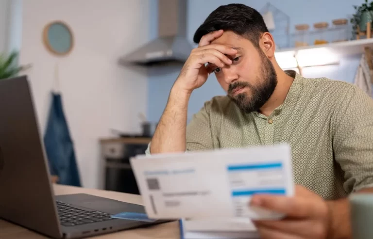 persona preocupada revisando informes crediticios