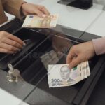 persona-realizando-cambio-de-moneda-en-banco
