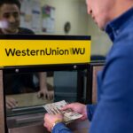 persona-recibiendo-dinero-en-oficina-western-union