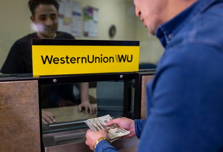 persona recibiendo dinero en oficina western union