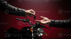 persona recibiendo llaves de motocicleta nueva