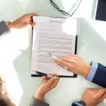 persona-revisando-contrato-de-seguro-laboral