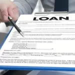 persona-revisando-documentos-con-formulario-prestamo