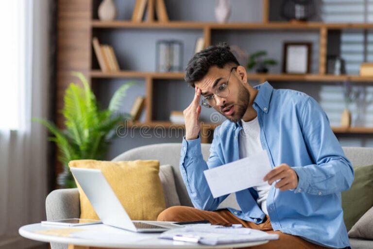 Cómo Saber Si Cumplís Con Los Requisitos Para Un Apto Crédito Hipotecario 35 persona revisando documentos financieros en casa 1