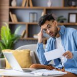 Cuáles Son Los Requisitos Para Préstamos Sin Vueltas Con Veraz Negativo persona-revisando-documentos-financieros-preocupada