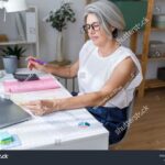 persona-revisando-documentos-y-calculadora-financiera