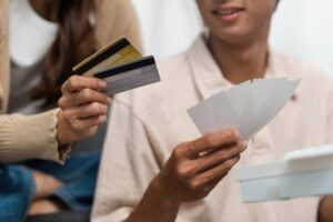 persona revisando finanzas con tarjeta visa
