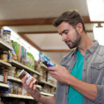 Cuáles Son Tus Derechos Según Defensa Del Consumidor En Río Grande persona-revisando-productos-en-supermercado