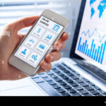 Cómo Consultar el Saldo de Mi Cuenta en Santander Río Fácilmente persona-revisando-saldo-en-aplicacion-movil-bancaria