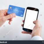 persona-revisando-su-celular-con-tarjeta-bancaria