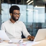 Para qué sirve ser monotributista y cuáles son sus beneficios persona-trabajando-con-documentos-y-laptop