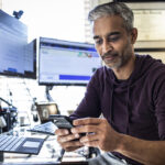 Cómo Hacer Plata Rápido y Legal Desde Casa en Argentina persona-trabajando-desde-casa-con-computadora