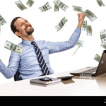 Cómo puedo ganar dólares legalmente desde Argentina persona-trabajando-en-laptop-con-billetes-dolares