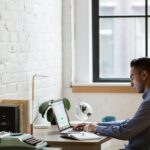 Qué actividades puedo hacer para vender desde mi casa y ganar dinero persona-trabajando-en-laptop-desde-casa