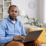 persona-trabajando-en-laptop-en-hogar-comodo