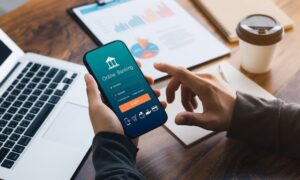 persona usando aplicacion bancaria movil