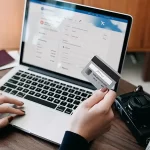 persona-usando-banca-online-en-computadora-portatil
