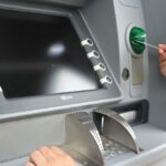 persona-usando-cajero-automatico-en-argentina