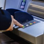 persona-usando-cajero-automatico-moderno