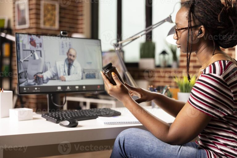 persona usando celular para consulta online