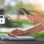 Cómo Crear Usuario en Home Banking Banco San Juan de Forma Fácil persona-usando-computadora-con-banca-en-linea