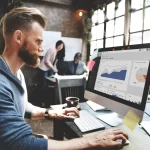 persona-usando-computadora-con-banca-online-macro