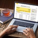 persona-usando-computadora-con-banco-en-pantalla