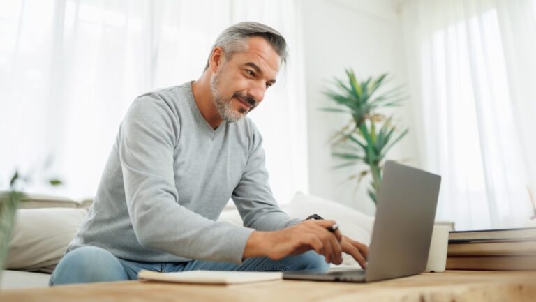 persona usando computadora para banca en linea