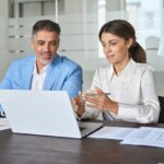 persona-usando-computadora-para-consulta-bancaria