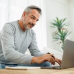 persona-usando-computadora-para-home-banking