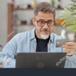 Cómo Hacer Ingreso Por Primera Vez En Homebanking Banco Nación persona-usando-computadora-para-homebanking