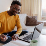 persona-usando-computadora-portatil-en-casa