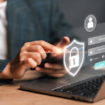 persona-usando-laptop-banca-online-segura