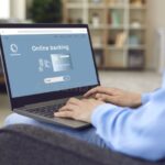 persona-usando-laptop-con-banca-online-abierta