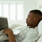 persona-usando-laptop-en-casa-comoda