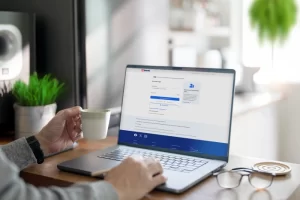 persona usando laptop para banca en linea 1