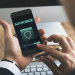 persona-usando-movil-para-transferencia-bancaria-seguro